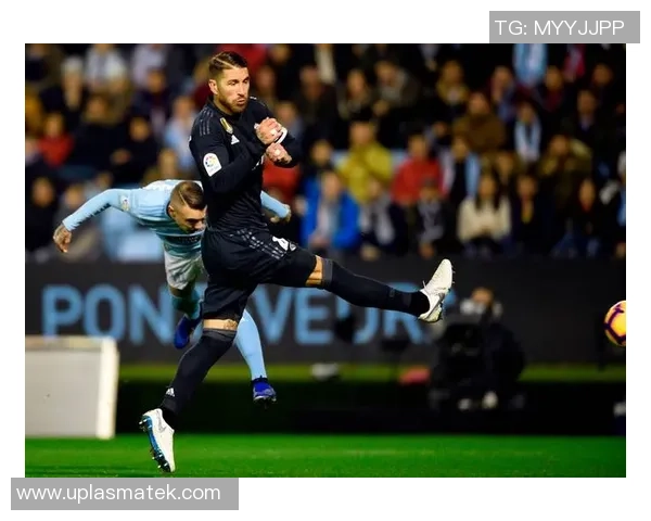 足球巨星观战搏击盛宴赛场激情碰撞引发热议